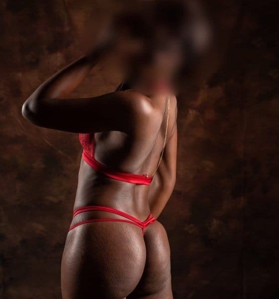 Hola, soy una chica con una piel de chocolate, dispuesta ha hacerte probar este delicioso chocolate. Soy extrovertida, y muy cariñosa, me encanta pasarla bien y hacer que la otra persona goce de mi compañía, no te vas arrepentir ?